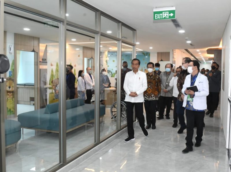 Presiden Jokowi saat meninjau Mayapada Hospital Bandung, Provinsi Jawa Barat, pada Senin (06/03/2023). (Foto: BPMI Setpres)