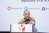 Anggota Bawaslu Totok Hariyono saat membuka Rapat Koordinasi Nasional Strategi dan Mekanisme Pengawasan Pencalonan Perseorangan Bakal Calon Anggota DPD dan Pemutakhiran DPT Pemilu 2024 di Yogyakarta, Rabu (8/3/2023)