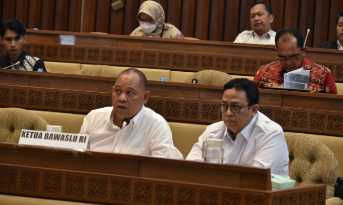 Plh Ketua Bawaslu Totok Hariyono bersama Anggota Bawaslu Puadi saat mengikuti rapat dengar pendapat (RDP) bersama Komisi II DPR dan KPU bersama DKPP, Rabu (15/3/2023).
