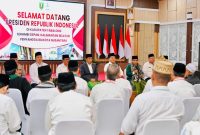 Presiden Jokowi menggelar pertemuan dengan sejumlah tokoh agama dan tokoh adat di Wisma Tamu, Komplek Pendopo Bersinar Tabalong, Kabupaten Tabalong, Kalimantan Selatan, Jumat (17/03/2023). (Foto: BPMI Setpres)