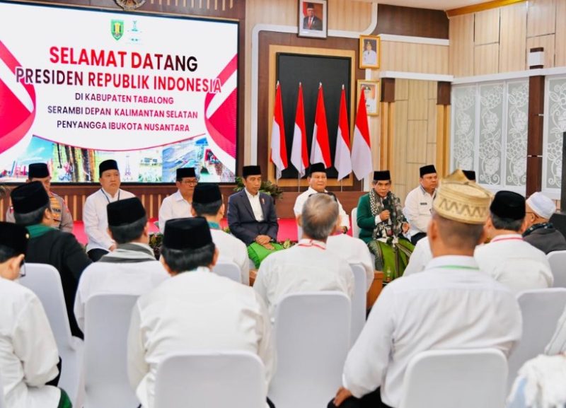 Presiden Jokowi menggelar pertemuan dengan sejumlah tokoh agama dan tokoh adat di Wisma Tamu, Komplek Pendopo Bersinar Tabalong, Kabupaten Tabalong, Kalimantan Selatan, Jumat (17/03/2023). (Foto: BPMI Setpres)