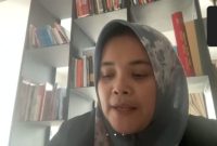 Anggota Bawaslu Lolly Suhenty memberikan arahan dalam kegiatan Evaluasi Hasil Pengawasan Coklit dan Persiapan Pengawasan Penyusunan DPS secara virtual, Jumat (24/3/2023)