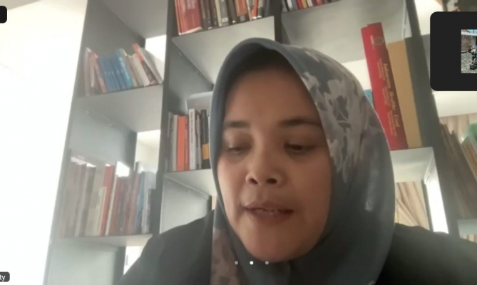 Anggota Bawaslu Lolly Suhenty memberikan arahan dalam kegiatan Evaluasi Hasil Pengawasan Coklit dan Persiapan Pengawasan Penyusunan DPS secara virtual, Jumat (24/3/2023)