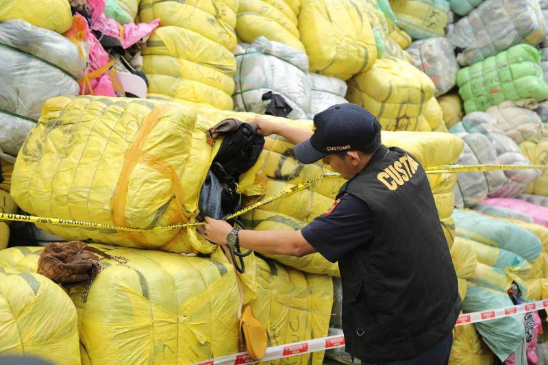 Bea Cukai bekerja sama dengan Badan Reserse Kriminal Kepolisian Republik Indonesia (Bareskrim Polri) menyita 7.363 bal pakaian bekas (balepress) asal impor