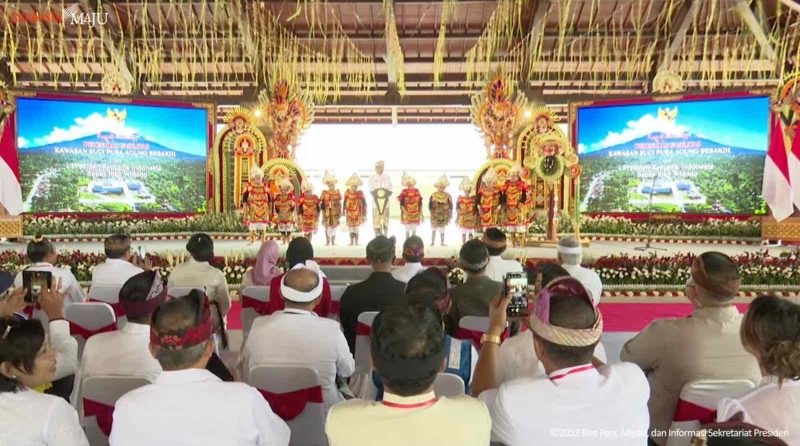Presiden RI Joko Widodo didampingi Ibu Iriana Jokowi meresmikan Fasilitas Kawasan Suci Pura Agung Besakih, di Karangasem, Bali, Senin (13/03/2023) siang