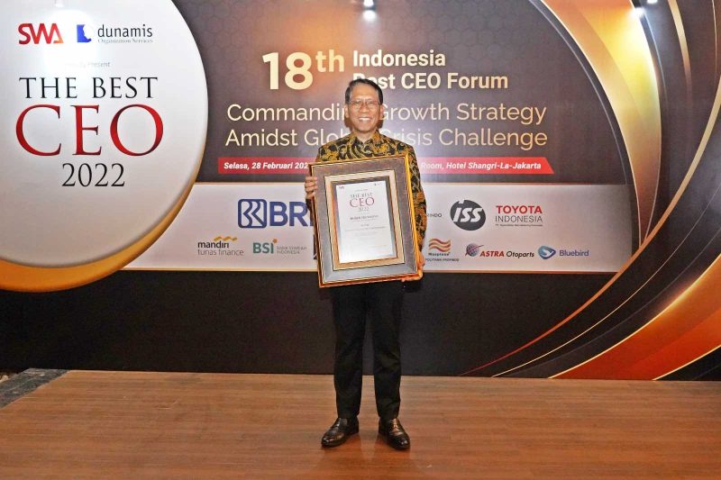 Direktur Utama KAI Didiek Hartantyo meraih penghargaan sebagai The Best CEO 2022