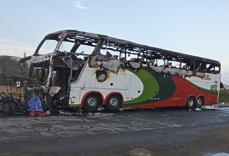 Kondisi bus usai insiden kecelakaan yang terjadi diwilayah Ancash, Minggu (5/3/2023) waktu Peru (foto: twitter @arabnews)