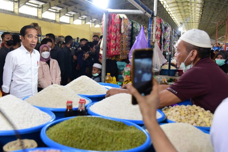 Presiden Jokowi mengunjungi Pasar Tramo di Maros, Sulawesi Selatan, Rabu (29/03/2023). (Foto: Humas Setkab)