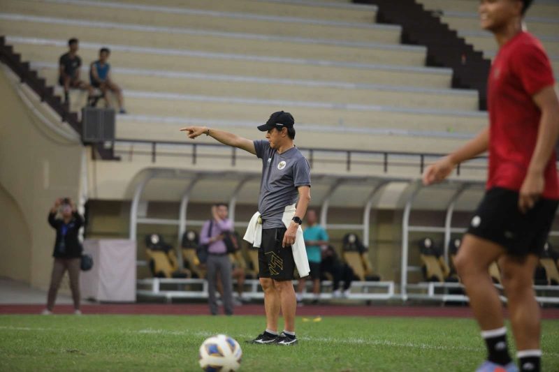 Pelatih Timnas Indonesia Shin Tae-yong, saat membeikian arahan bagi para pemain ketika latihan perdana, TC Timnas Indonesia (senior) dan Timnas U-20 pada Senin (20/3/2023) di Stadion PTIK, Kebayoran Baru, Jakarta. (Foto: PSSI)