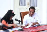 Presiden Jokowi mengikuti proses coklit data pemilih pemilihan umum (Pemilu) 2024, di Istana Merdeka, Jakarta, Selasa (14/03/2023) sore. (Foto: BPMI Setpres)