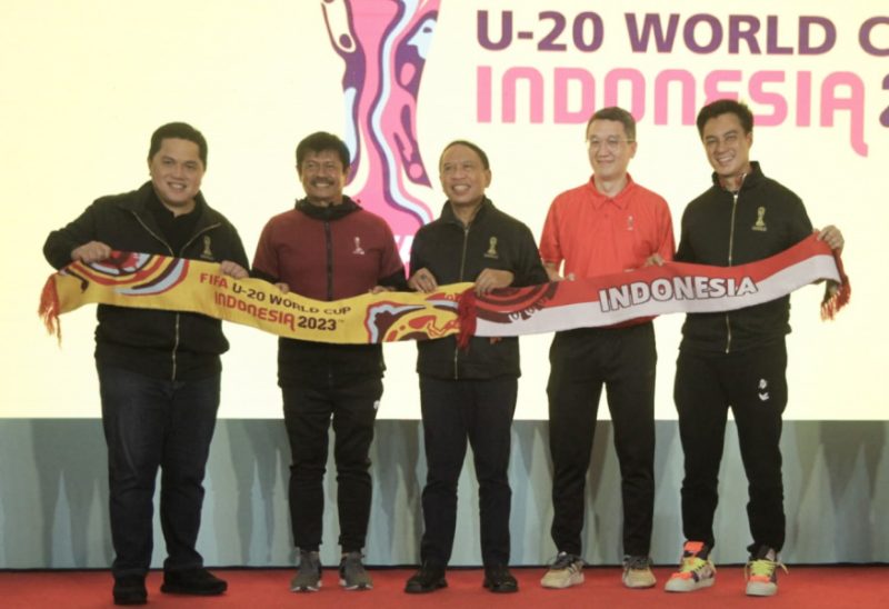Peluncuran menchandise Piala Dunia U-20 tahun 2023 di Atrium Mall FX Sudirman, Jakarta, Rabu (8/3)
