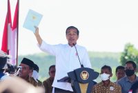 Presiden Jokowi menyerahkan SK Perhutanan Sosial dan SK TORA kepada masyarakat di Blora, Jawa Tengah, Jumat (10/03/2023). (Foto: Humas Setkab)