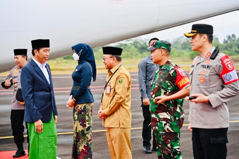 Presiden Jokowi tiba di Tabalong, Kalsel, Jumat (17/03/2023). (Foto: BPMI Setpres)