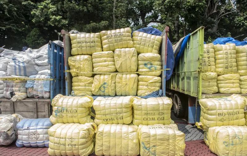 gudang penyimpanan pakaian bekas impor (thrifting) di Pasar Senen Blok III
