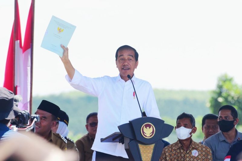 Presiden Jokowi menyerahkan SK Perhutanan Sosial dan SK TORA kepada masyarakat di Blora, Jawa Tengah, Jumat (10/03/2023). (Foto: Humas Setkab)