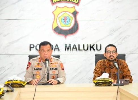 Kapolda Maluku Irjen Pol Lotharia Latif saat memberikan keterangan pers