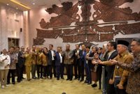 Anggota Komisi XI DPR RI Puteri Komarudin foto bersama usai Komisi XI DPR RI melakukan uji kepatutan dan kelayakan terhadap Calon Gubernu BI Periode 2023-2028, Senin (20/3/2023)