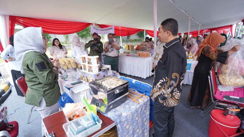 Kepala BNPB berkeliling mengunjungi stand bazar ramadan di halaman parkir gedung Graha BNPB (Bidang Komunikasi Kebencanaan BNPB)