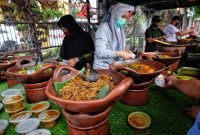 Pedagang menu berbuka puasa di Pasar Ramadan Aceh (Shutterstock/ishak mutiara)