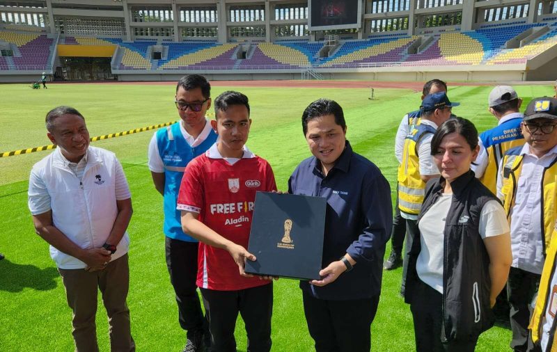 Wali Kota Solo Gibran Rakabuming Raka (kiri) dan Ketua Panitia Penyelenggara FIFA U-20 World Cup 2023 (LOC), Erick Thohir (kanan). (Foto: Bidang Komunikasi LOC U-20)
