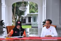 Presiden Jokowi mengikuti proses coklit data pemilih pemilihan umum (Pemilu) 2024, di Istana Merdeka, Jakarta, Selasa (14/03/2023) sore. (Foto: BPMI Setpres)