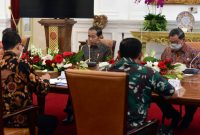 Presiden Jokowi didampingi Sekretaris Kabinet Pramono Anung memimpin Rapat terkait Ketersediaan Bahan Pokok dan Persiapan Arus Mudik Idulfitri 1444 H di Istana Merdeka, Jakarta, Jumat (24/3/2023). (Foto: Humas Setkab/Rahmat)