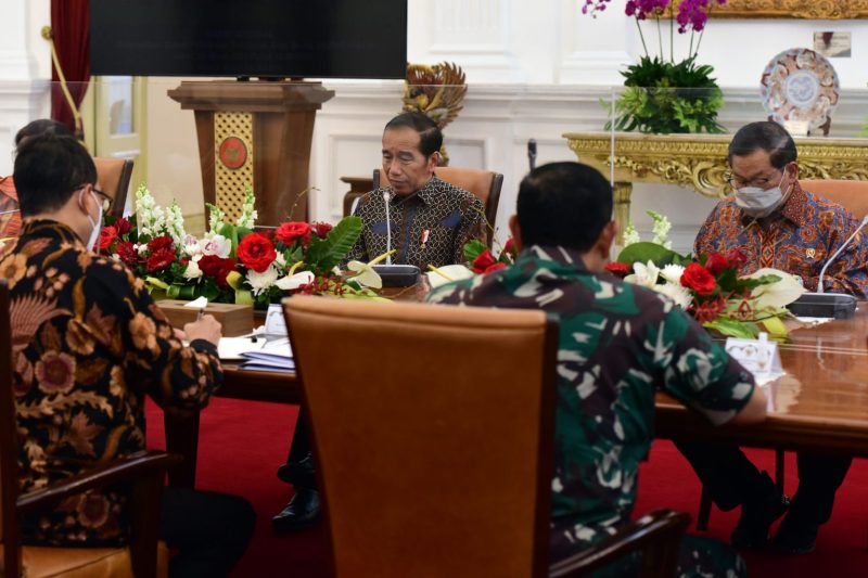 Presiden Jokowi didampingi Sekretaris Kabinet Pramono Anung memimpin Rapat terkait Ketersediaan Bahan Pokok dan Persiapan Arus Mudik Idulfitri 1444 H di Istana Merdeka, Jakarta, Jumat (24/3/2023). (Foto: Humas Setkab/Rahmat)