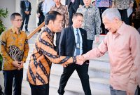 Presiden Jokowi berjabat tangan dengan PM Singapura Lee Hsien Loong, Kamis (16/03/2023), di Singapura. (Foto: BPMI Setpres)