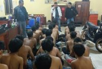 Sebanyak 67 orang melakukan tawuran menggunakan sarung digiring ke Polresta Jambi, Minggu (26/3)