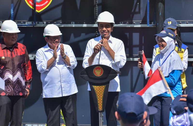 Presiden Jokowi didampingi Seskab Pramono Anung saat meresmikan SPAM Banjarbakula, Jumat (17/03/2023), di Kota Banjarbaru, Kalsel. (Foto: Humas Setkab)