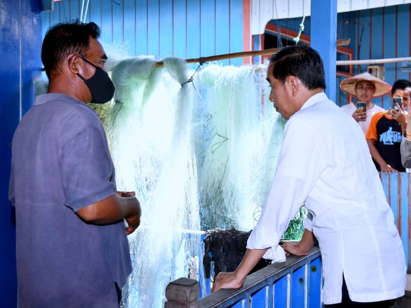 Presiden Jokowi berkunjung ke Kampung Nelayan Tanjung Pasir, Tarakan, Kaltara, Selasa (28/02/2023). (Foto: BPMI Setpres/)