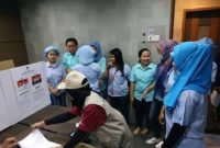 Arsip-WNI melakukan pencoblosan melalui Kotak Suara Keliling (KSK) 50 di SCM Technologies Sdn. Bhd., di Johor Bahru, Johor, Malaysia, Jumat (12/4/2019). (Foto: Dokumentasi PPLN)