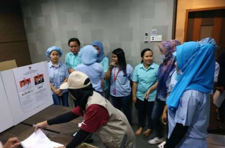 Arsip-WNI melakukan pencoblosan melalui Kotak Suara Keliling (KSK) 50 di SCM Technologies Sdn. Bhd., di Johor Bahru, Johor, Malaysia, Jumat (12/4/2019). (Foto: Dokumentasi PPLN)