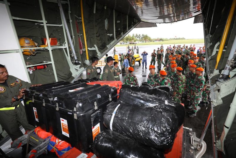 Anggota Kopasgat TNI AU bersiap menurunkan logistik dan peralatan BNPB dari pesawat Hercules C-130 sesaat setelah tiba di Lanud Raden Sadjad Ranai, Natuna, Selasa (7/3) (Foto Komunikasi Kebencanaan BNPB)