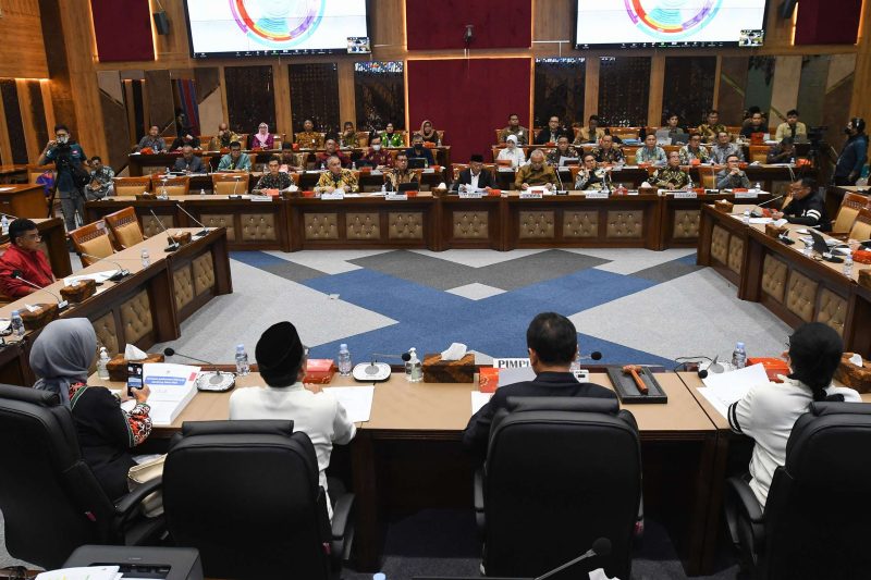 Suasana rapat kerja Komisi X DPR bersama jajaran Kemepora di kompleks Parlemen, Senayan, Jakarta, Selasa (28/3/2023).