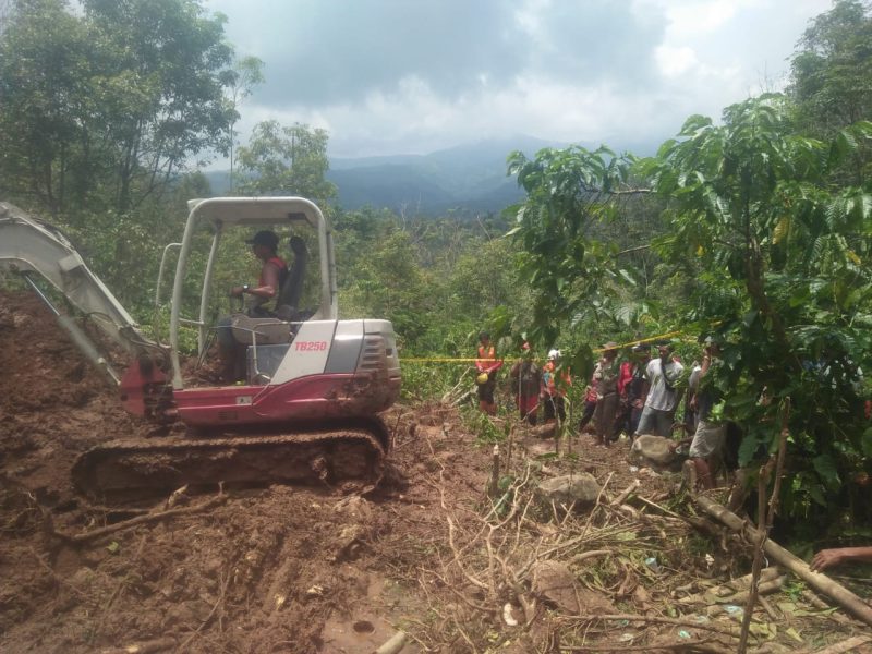 Proses operasi pencarian dengan mengerahkan alat berat untuk menemukan korban hilang akibat tanah longsor yang melanda Kabupaten Way Kanan, Provinsi Lampung, Senin (13/3) (BPBD Kabupaten Way Kanan)