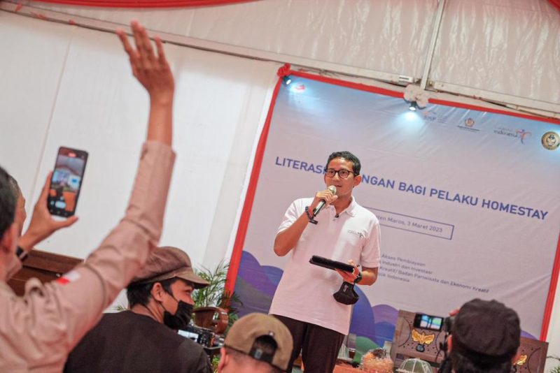 Menteri Pariwisata dan Ekonomi Kreatif/Kepala Badan Pariwisata dan Ekonomi Kreatif (Menparekraf/Kabaparekraf) Sandiaga Salahuddin Uno membuka program Fasilitasi Akses Pembiayaan bagi Desa Wisata di Kabupaten Maros, Sulawesi Selatan