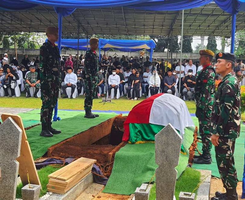 Upacara pemakaman mendiang Koesni Harningsih, istri Moeldoko di TMP Bahagia, Kota Tangerang Selatan