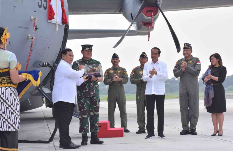 Presiden Jokowi menyaksikan penyerahan Pesawat C-130J-30 Super Hercules A-1339 dan A-1315, di Pangkalan TNI AU Halim Perdanakusuma, Jakarta, Rabu (08/03/2023). (Foto: Humas Setkab)