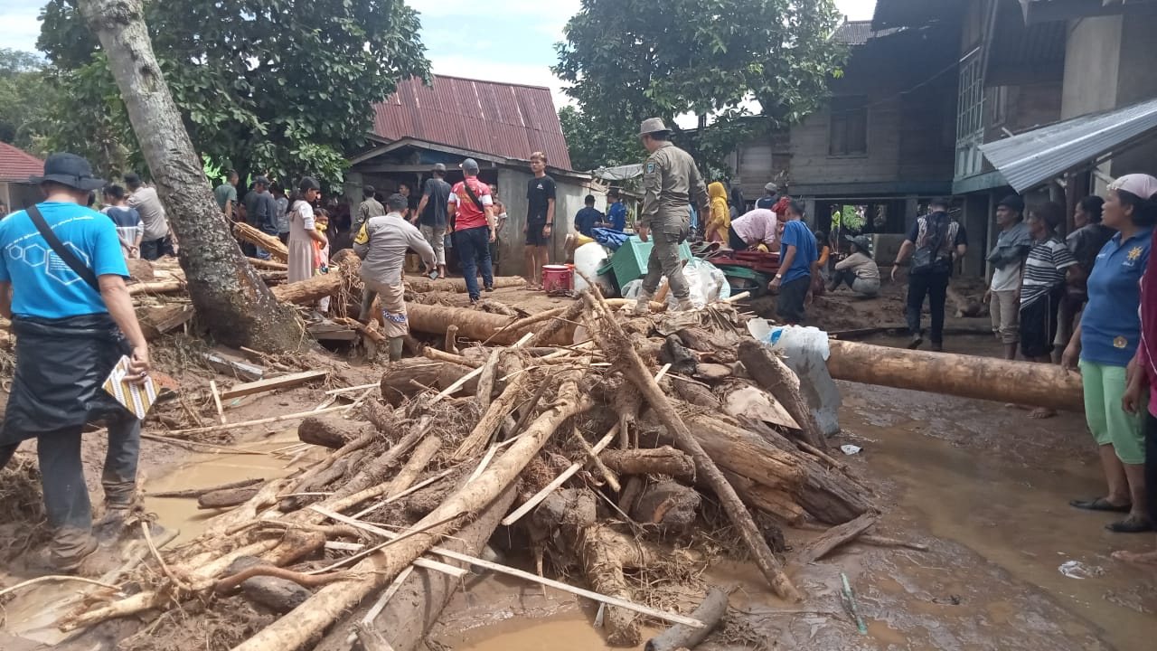 Material yang terbawa saat terjadi banjir di Kabupaten Lahat, Sumatera Selatan, Kamis (9/3). (BPBD Kabupaten Lahat)