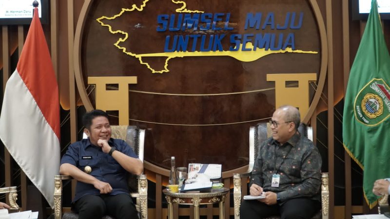 Gubernur Sumsel Herman Deru, ketika malakukan pertemuan dengan Kepala Bank Indonesia Perwakilan Sumsel, R Erwin Soeriadimadja, di ruang tamu Gubernur Sumsel, Senin (20/3)