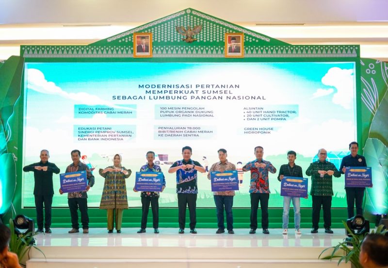 Penyaluran bantuan alat pengolah pupuk organik dari Bank Indonesia ke Pemprov Sumsel pada acara Gerakan Nasional Pengendalian Inflasi Pangan (GNPIP) Sumatera Selatan Jumat (24/2/2023) (Foto: BI Sumsel)
