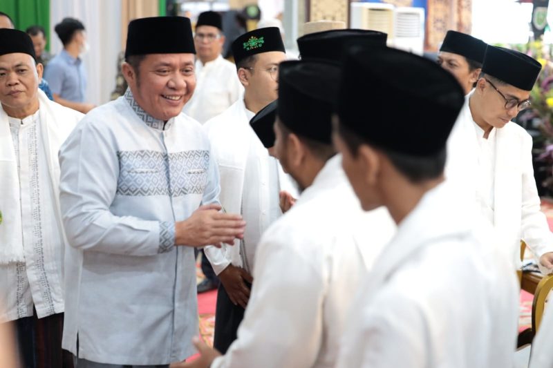 Herman Deru, saat mengukuhkan DPP Forum Pondok Pesantren Sumatera Selatan (Forpess) masa khidmat 2022-2026 di Griya Agung Palembang, Jum'at (17/2)
