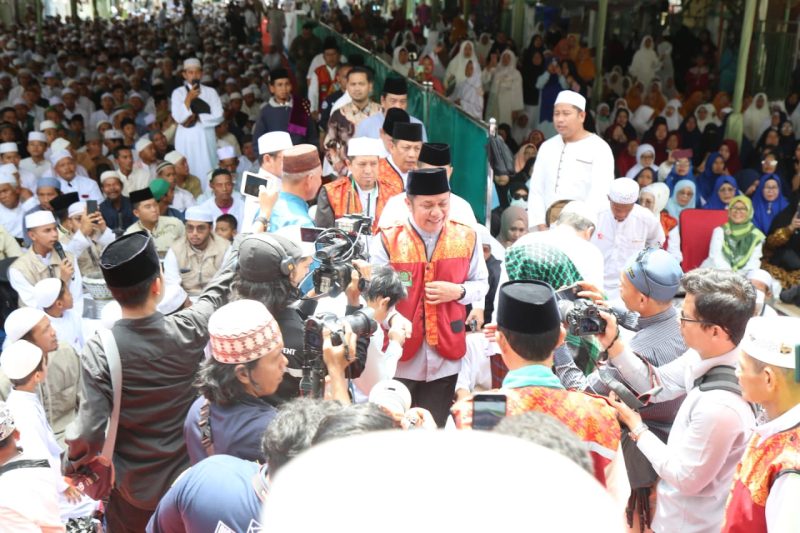 Gubernur Sumsel H Herman Deru saat menghadiri Dzikir dan Haul Akbar Datuk Kiai Marogan ke-122 di Masjid Kiai Marogan Kertapati Palembang, Minggu (19/2)