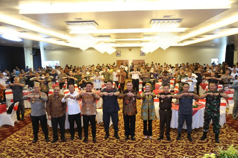 Gubernur Sumsel H Herman Deru bersama Kepala BNN Pusat Komjen Pol Dr Petrus Reinhard Golose, Ketua KPK RI H Firli Bahuri, Deputi BNPT RI Bidang I Pencegahan Perlindungan dan Deradikalisasi BNPT RI, Mayjen TNI Nisan Setiadi dan Kepala LPSK RI, Drs Hasto Atmojo Suroyo mengeratkan jari tangan seusai dialog publik War On Drugs, di Mapolda Sumsel, Rabu [1/3/2023]