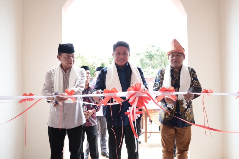 Gubernur Herman Deru meresmikan masjid dan Islamic Center As-Salam Raudhotul Qur'an Azzam di Desa Sako Kecamatan Rambutan, Kabupaten Banyuasin, Kamis [2/3/2023].