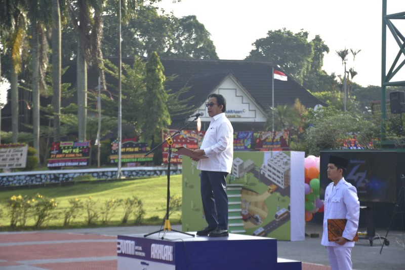 Direktur Utama PT Bukit Asam Tbk Arsal Ismail saat upacara peringatan HUT 42 PTBA. 