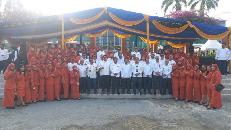 Jajaran PTBA pose bersama usai upacara peringatan HUT ke 42 di halaman PTBA, Tanjung Enim, Muara Enim.