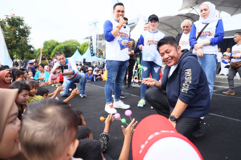 Mengisi akhir pekan, Sabtu [4/3/] pagi Gubernur Sumsel H Herman Deru bersama Ketua Komite Olahraga Rekreasi Masyarakat Indonesia [KORMI] Sumsel Hj Samantha Tivani BBus MIB berolahraga bersama ribuan masyarakat Kabupaten Ogan Komering Ulu [OKU] pada acara Gebyar Global Sumsel yang digelar di Taman Kota Baturaja. 