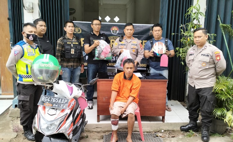 Kurang dari 24 jam, Satreskrim Polsekta Seberang Ulu [SU] I Palembang, berhasil meringkus Rahmat Alamsyah als Alam [28], pelaku pembunuhan di warung bawah Jembatan Ampera Palembang, pada Jumat [3/3/2023] sore.